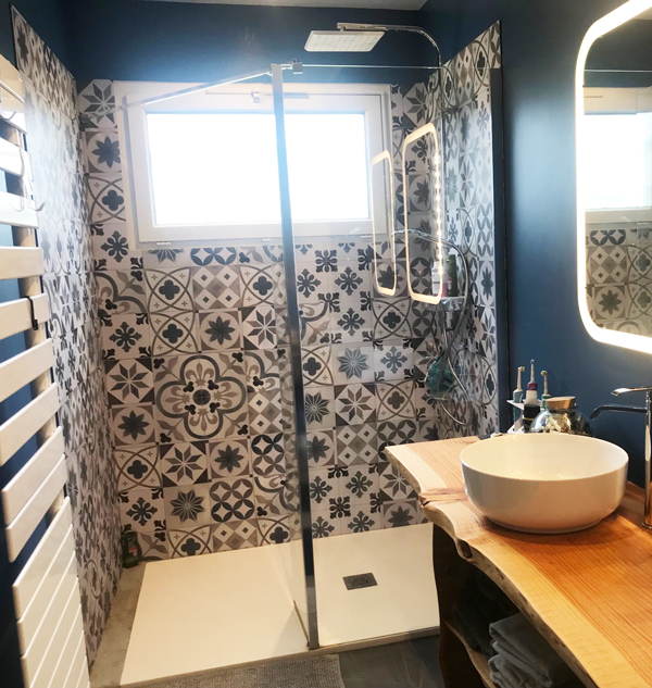 Douche habillée de 3 panneaux aspect carreaux de ciment avec découpe de fenêtre