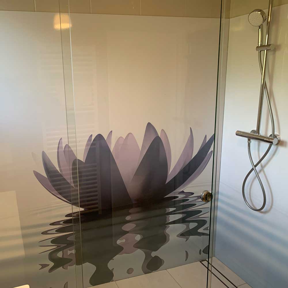 Douche rénovée avec 3 panneaux muraux sur mesure décor nénuphar