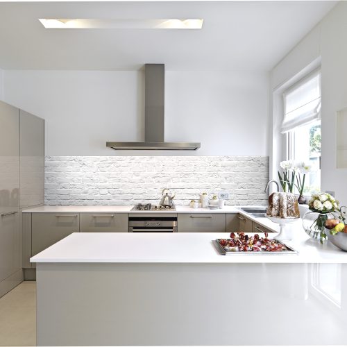 cucina moderna con dolci e frutta sul piano di lavoro