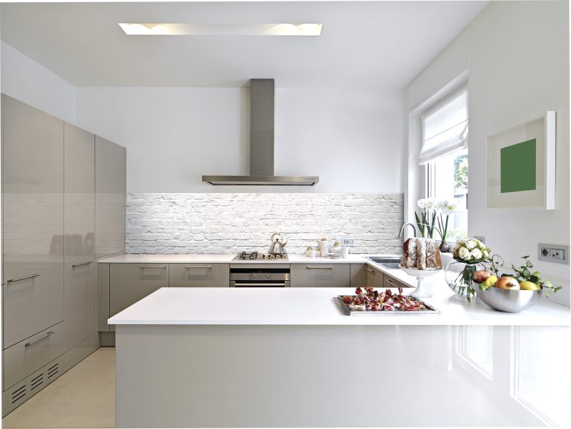 cucina moderna con dolci e frutta sul piano di lavoro
