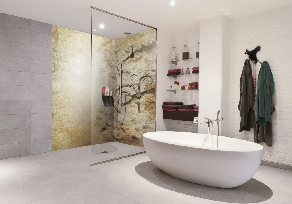 Douche rénovée avec 2 panneaux muraux décor Ammonite