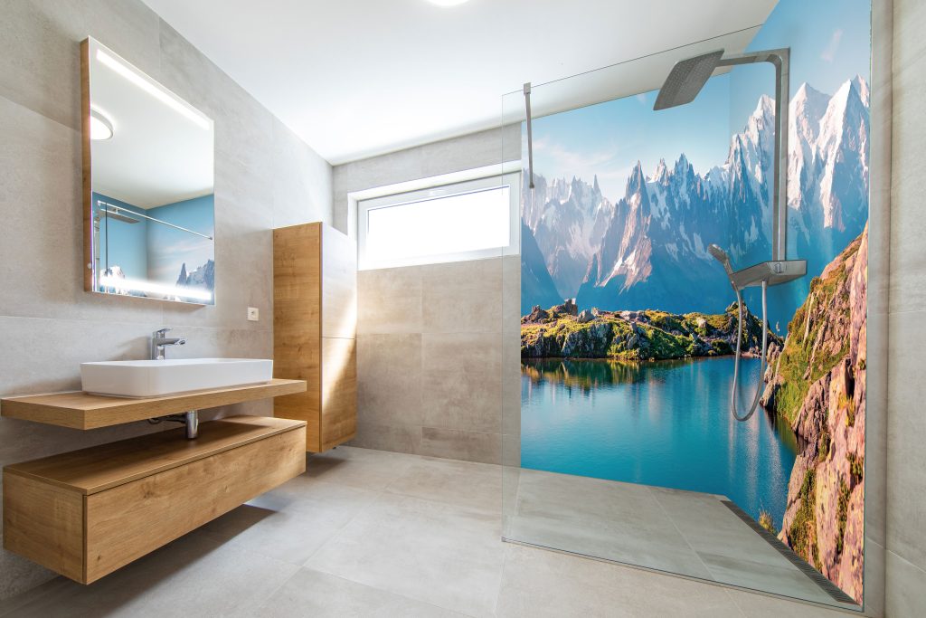 Douche rénovée sans travaux avec 2 panneaux muraux décor Mont Blanc