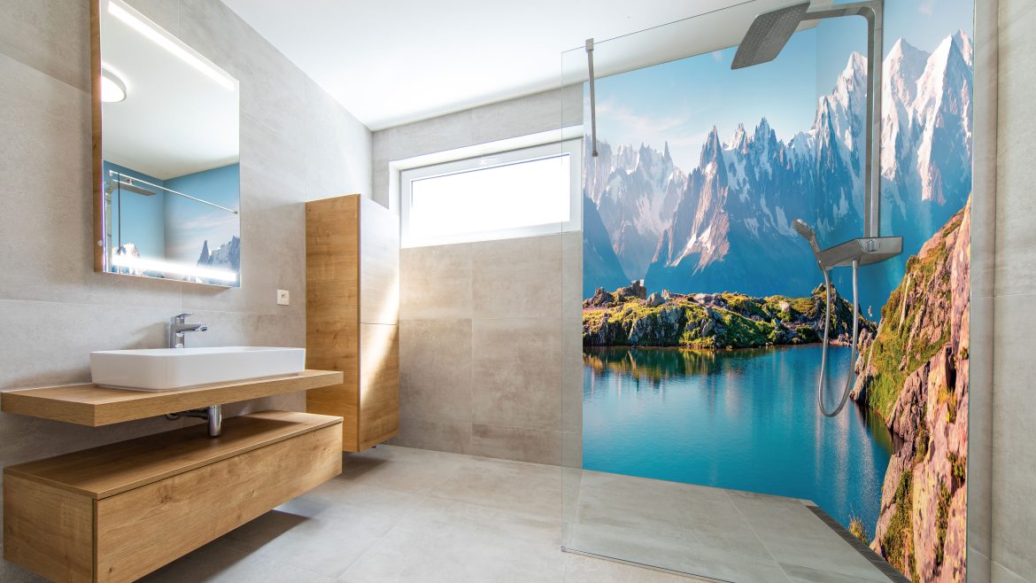 Panneau de douche sur mesure en 2 panneaux, décor montagne et lac, posé sur carrelage