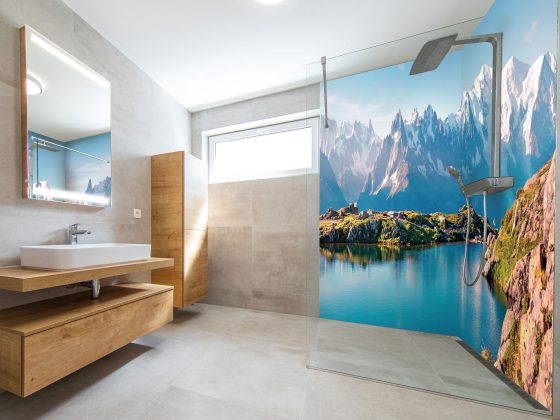 Panneau de douche sur mesure en 2 panneaux, décor montagne et lac, posé sur carrelage