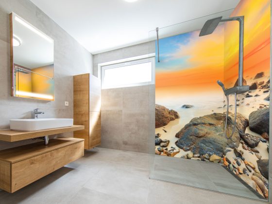 Douche d'angle habillée de panneaux muraux imprimés coucher de soleil