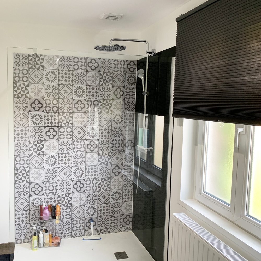 Douche habillée d'un panneau personnalisé aspect carreaux de ciment, 130 × 210 cm
