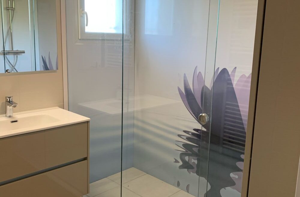 Après : douche habillée de panneaux muraux décor nénuphar