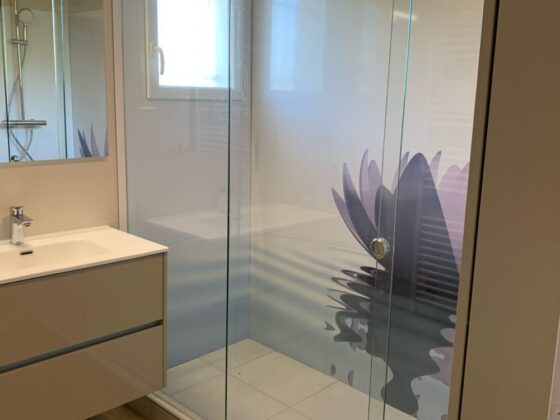 Après : douche habillée de panneaux muraux décor nénuphar