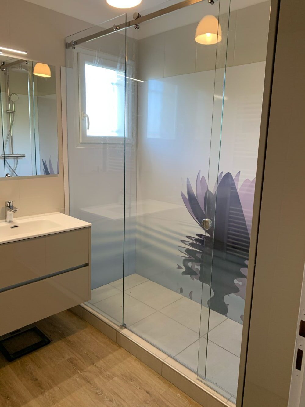 Après : douche habillée de panneaux muraux décor nénuphar
