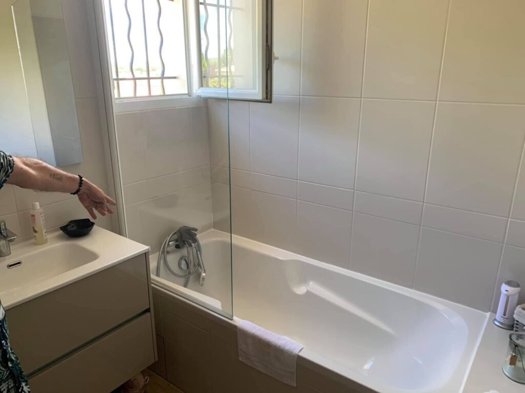 Avant : salle de bain avec baignoire et ancien carrelage blanc