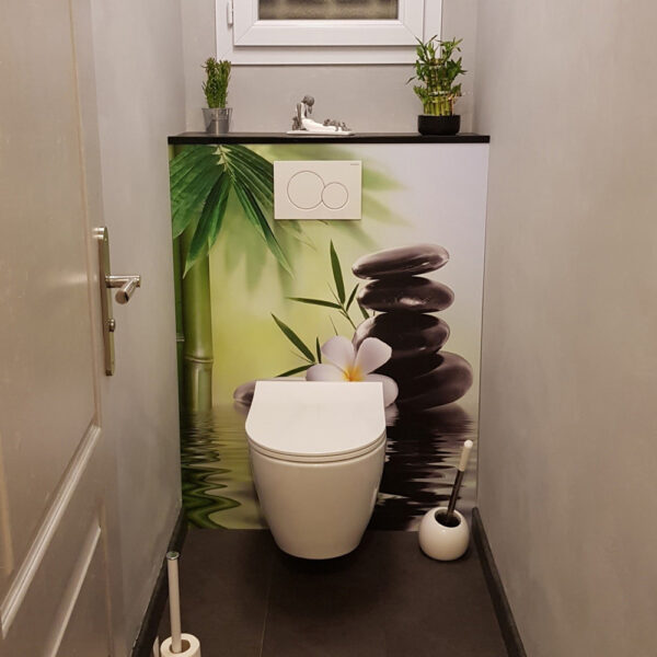 Toilettes suspendues habillées d'un panneau mural décor zen floral